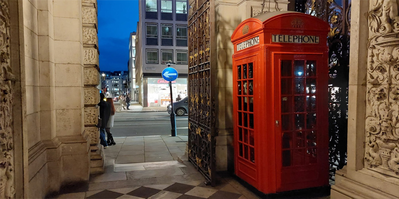 Rode telefooncel in Londen in de avond