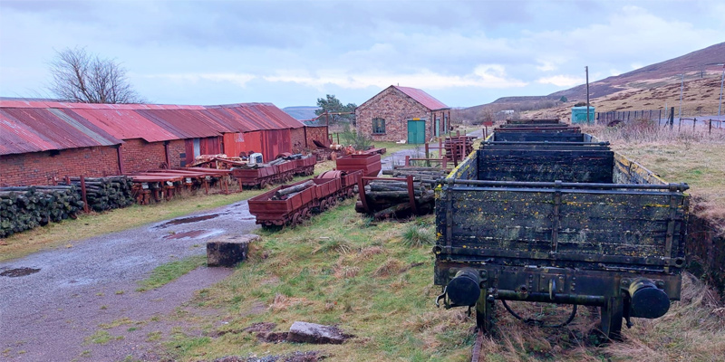 Big Pit-mijnterrein in Wales met oude kolenwagons