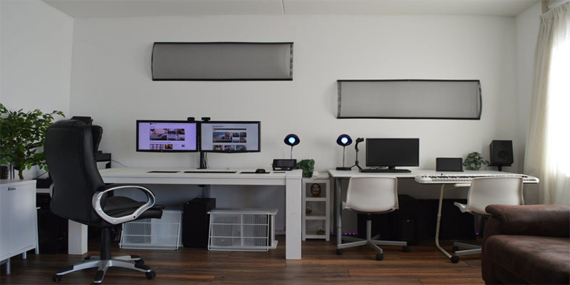 Werkplek met twee bureaus en monitoren